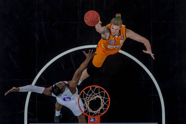 从替补席直 从替补席直